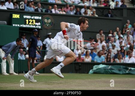 Andy Murray scrambles per un colpo durante la sua partita semifinale contro Rafael Nadal a Wimbledon nel 2010. Foto Stock