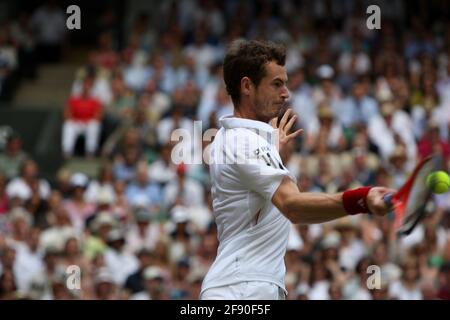 Andy Murray colpisce una fronte durante la sua partita semifinale contro Rafael Nadal a Wimbledon nel 2010. Foto Stock