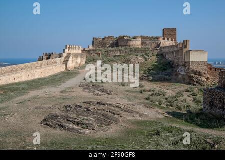 Il castello è una fortificazione difensiva con una lunghezza di quasi un chilometro situata in cima alla collina che protegge la città di Sagunto, Spagna Foto Stock