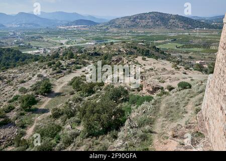 Il castello è una fortificazione difensiva con una lunghezza di quasi un chilometro situata in cima alla collina che protegge la città di Sagunto, Spagna Foto Stock