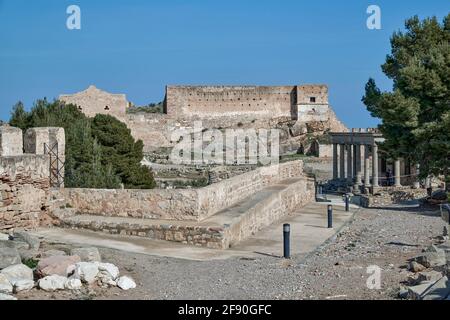 Il castello è una fortificazione difensiva con una lunghezza di quasi un chilometro situata in cima alla collina che protegge la città di Sagunto, Spagna Foto Stock