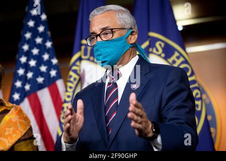 Il rappresentante degli Stati Uniti Bobby Scott (democratico della Virginia) ha espresso le sue osservazioni durante una conferenza stampa in vista dell'approvazione del Paycheck Fairness Act, presso il Campidoglio degli Stati Uniti a Washington, DC, giovedì 15 aprile 2021. Credit: Rod Lamkey/CNP | utilizzo in tutto il mondo Foto Stock