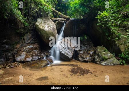 Splendida vista sulla cascata del fiume della foresta pluviale e sulla piscina sul verde area Foto Stock