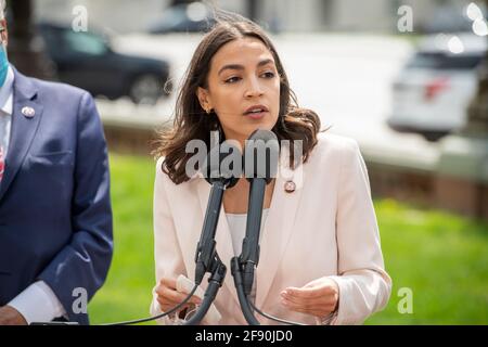 Il rappresentante degli Stati Uniti Alexandria Ocasio-Cortez (democratico di New York) ha espresso le sue osservazioni durante una conferenza stampa sui programmi pilota del settore bancario postale sul fronte orientale del Campidoglio americano a Washington, DC, giovedì 15 aprile 2021. Credit: Rod Lamkey/CNP | utilizzo in tutto il mondo Foto Stock