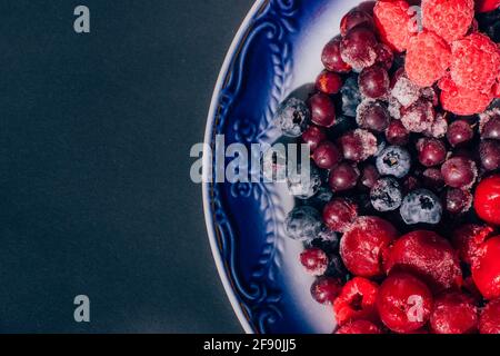 frutti di bosco surgelati. lamponi, ciliegie, mirtilli, uva secca, sano Foto Stock