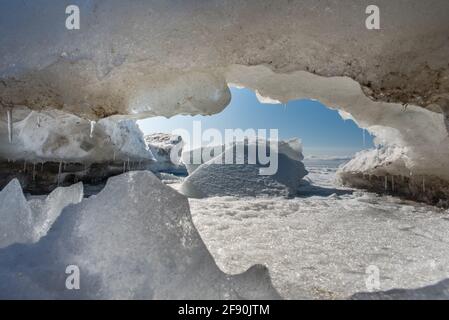 Formazioni di ghiaccio lungo il litorale di un lago nella soleggiata giornata invernale. Foto Stock