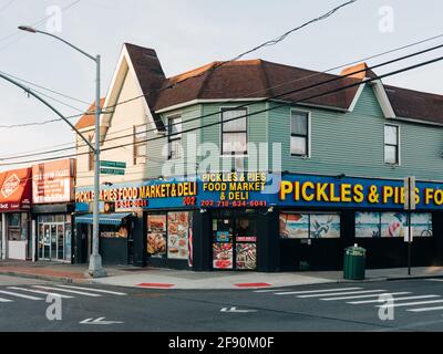 Pickles & Pies Food Market and Deli, nelle Rockaways, Queens, New York City Foto Stock