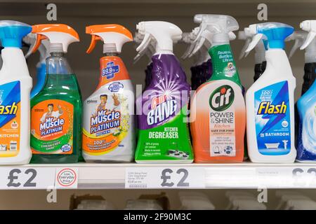 Detergente per vetri mr. Muscolo su una mensola in un deposito Foto stock -  Alamy