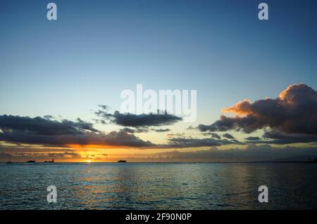 La nave da crociera naviga di fronte al tramonto a Waikiki Beach, Honolulu, Oahu, Hawaii, USA Foto Stock