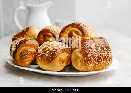 Panini alla vaniglia con marmellata d'arancia di Siviglia e streusel Foto Stock