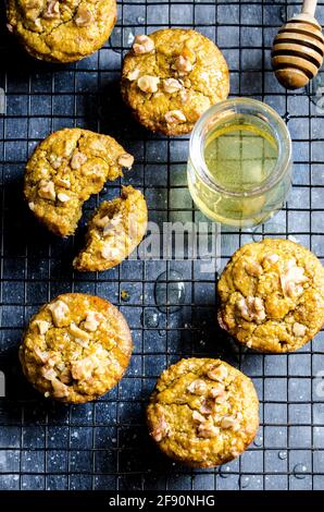 Muffin alla carota con noci e miele Foto Stock