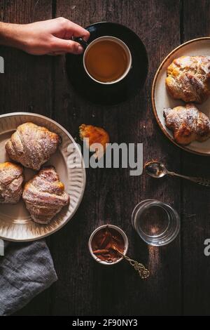 Croissant scena della colazione Foto Stock