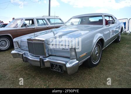 Un 1973 Lincoln Continental MK3 parcheggiato sul display in English Riviera Classic Car Show, Paignton, Devon, Inghilterra. Foto Stock