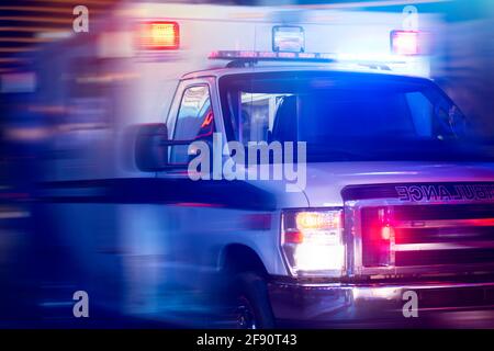 Un'ambulanza corre per rispondere alla scena di un'emergenza. Foto Stock