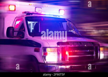 Un'ambulanza corre per rispondere alla scena di un'emergenza. Foto Stock