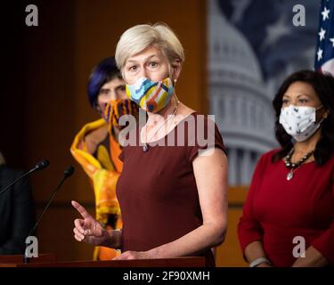 Washington, Stati Uniti 15 aprile 2021. 15 aprile 2021 - Washington, DC, Stati Uniti: Rappresentante degli Stati Uniti Deborah Ross (D-NC) che parla ad una conferenza stampa circa il Paycheck Fairness Act. (Foto di Michael Brochstein/Sipa USA) Credit: Sipa USA/Alamy Live News Foto Stock