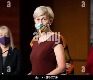 Washington, Stati Uniti 15 aprile 2021. 15 aprile 2021 - Washington, DC, Stati Uniti: Rappresentante degli Stati Uniti Deborah Ross (D-NC) che parla ad una conferenza stampa circa il Paycheck Fairness Act. (Foto di Michael Brochstein/Sipa USA) Credit: Sipa USA/Alamy Live News Foto Stock