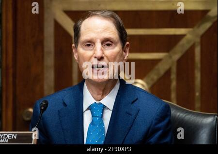 Washington, Stati Uniti 15 aprile 2021. 15 aprile 2021 - Washington, DC, Stati Uniti: Senatore degli Stati Uniti Ron Wyden (D-OR) che parla ad un'audizione del Comitato finanziario del Senato. (Foto di Michael Brochstein/Sipa USA) Credit: Sipa USA/Alamy Live News Foto Stock