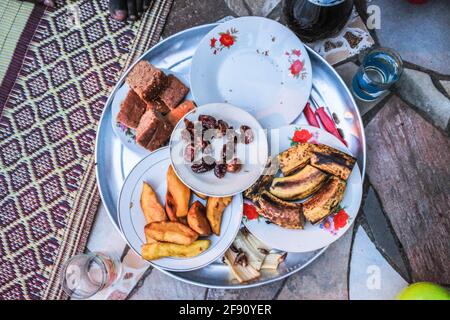 Nairobi, Kenya. 15 Aprile 2021. Spuntini serviti per una cena veloce (iftar) durante il mese di digiuno islamico del Ramadan a Kibera. Riguardo alle misure di contenimento del Covid-19 in corso a Nairobi per fermare la rapida diffusione del Coronavirus, La maggior parte dei fratelli e delle sorelle musulmani è oggi vista radunata nelle loro case con le loro famiglie per godere il loro secondo giorno di celebrare il loro mese santo di Ramadan con motivi di evitare le riunioni pubbliche e religiose. (Foto di Donwilson Odhiambo/SOPA Images/Sipa USA) Credit: Sipa USA/Alamy Live News Foto Stock