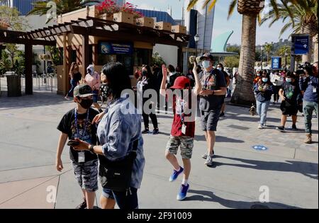 Los Angeles, Stati Uniti. 15 Aprile 2021. La gente visita gli Universal Studios Hollywood durante un'anteprima a Los Angeles, California, Stati Uniti, il 15 aprile 2021. Gli Universal Studios di Hollywood nella contea di Los Angeles riapriranno al pubblico con capacità limitata il 16 aprile dopo essere stati chiusi per più di un anno. Credit: Xinhua/Alamy Live News Foto Stock