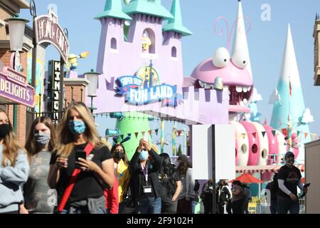 Los Angeles, Stati Uniti. 15 Aprile 2021. La gente visita gli Universal Studios Hollywood durante un'anteprima a Los Angeles, California, Stati Uniti, il 15 aprile 2021. Gli Universal Studios di Hollywood nella contea di Los Angeles riapriranno al pubblico con capacità limitata il 16 aprile dopo essere stati chiusi per più di un anno. Credit: Xinhua/Alamy Live News Foto Stock