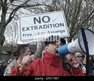 Gli attivisti di Free Julian Assange hanno protestato nel secondo anniversario della sua incarcerazione nella prigione di Belmarsh, nel sud-est di Londra. Foto Stock