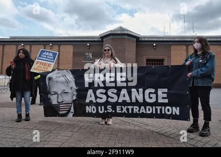 Gli attivisti di Free Julian Assange hanno protestato nel secondo anniversario della sua incarcerazione nella prigione di Belmarsh, nel sud-est di Londra. Foto Stock