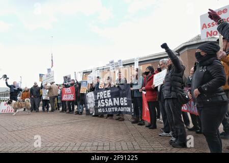 Gli attivisti di Free Julian Assange hanno protestato nel secondo anniversario della sua incarcerazione nella prigione di Belmarsh, nel sud-est di Londra. Foto Stock