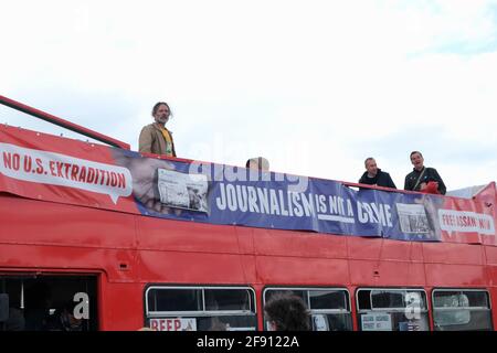 Gli attivisti di Free Julian Assange hanno protestato nel secondo anniversario della sua incarcerazione nella prigione di Belmarsh, nel sud-est di Londra. Foto Stock