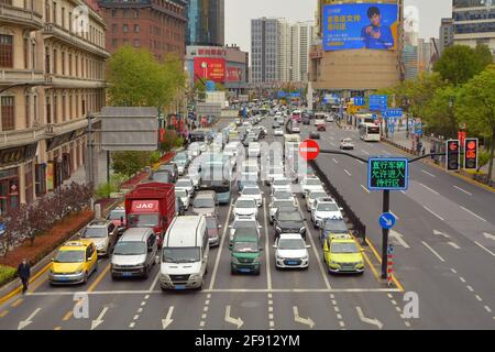 Il traffico delle ore di punta si è accodato a una serie di semafori su una strada a Shanghai. Foto Stock