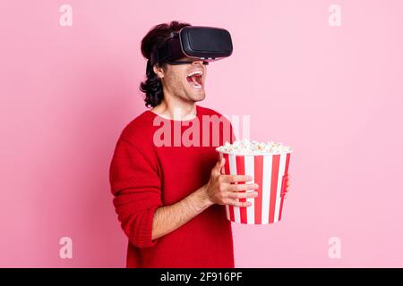 Ritratto fotografico di uomo impressionato con bocca aperta e tridimensionale bicchieri che mantengono il popcorn isolato su sfondo di colore rosa pastello Foto Stock