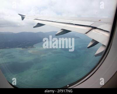 Vista aerea dell'isola di Koh Samui da un sedile finestrino Foto Stock