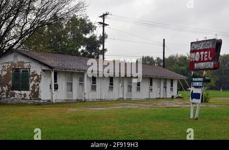 Un cartello al neon intatto indica l'ex Chelsea Motel, un'azienda abbandonata che ha aperto negli anni '30 sulla Route 66 a Chelsea, Oklahoma. Foto Stock