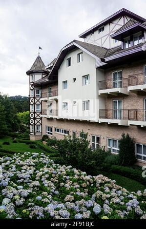 Swiss Coloniale in legno classico edificio di architettura windows i fiori delle ortensie Foto Stock