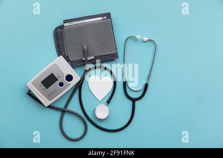 Monitor per analisi della pressione sanguigna con uno stetoscopio su un blu sfondo Foto Stock