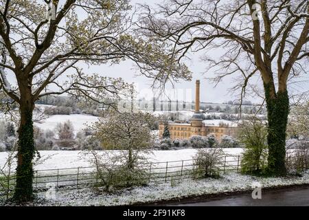 Bliss Tweed Mill nella neve di aprile. Chipping Norton, Cotswolds, Oxfordshire, Inghilterra Foto Stock