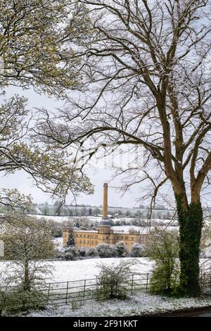 Bliss Tweed Mill nella neve di aprile. Chipping Norton, Oxfordshire, Inghilterra Foto Stock
