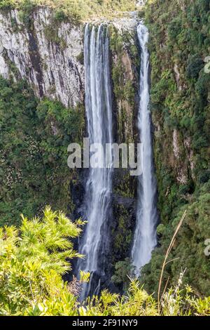 Cascata schiumosa del Canyon di Itaimbezinho al Parco Nazionale di Aparados da Serra in una giornata di sole, in Brasile Foto Stock