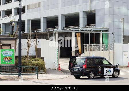 Toyota JPN Taxi con il logo Tokyo Olympic 2020 su una strada nella zona Tsukiji di Tokyo. (3/2021) Foto Stock