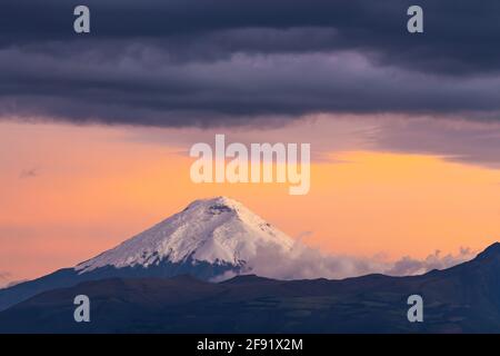 Tramonto sul vulcano Cotopaxi vicino a Quito, parco nazionale Cotopaxi, Ecuador. Foto Stock