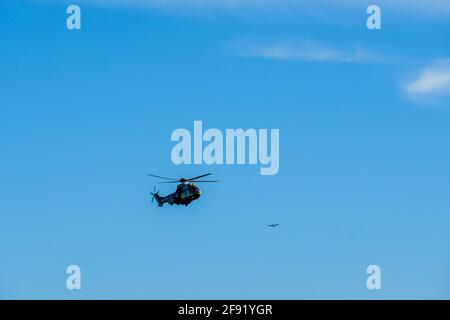 Sheriff Helicopter che si agguantano su uno splendido sfondo del cielo. Sheriff Department elicottero in una missione di sorveglianza di routine a Santa Monica. Los Angeles, California, Stati Uniti. 22 Marzo 2021 Foto Stock