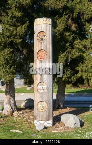 West Coast First Nations scultura in legno arte pubblica al West Vancouver Community Center, British Columbia, Canada Foto Stock