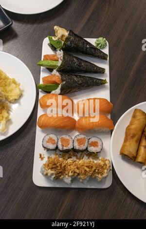 Shot verticale di sushi (nigiri, maki, temaki, uramaki)/cucina giapponese Foto Stock