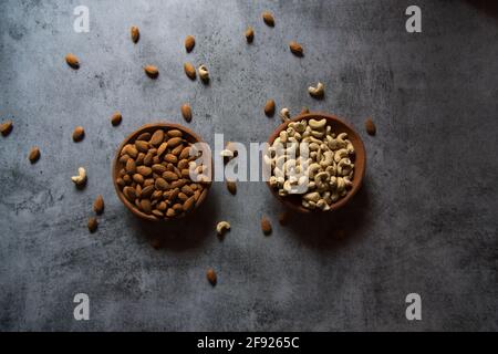 Primo piano di mandorle alimentari nutrizionali e noci di anacardi con l'uso di fuoco selettivo. Foto Stock