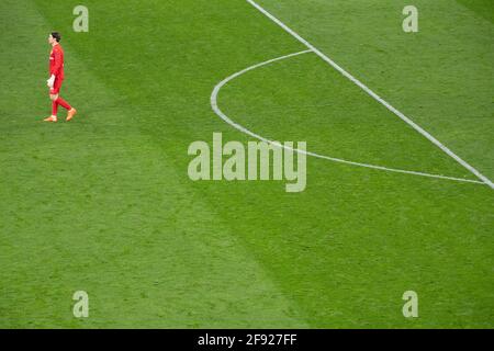 Dortmund, Germania. 14 Apr 2021. Calcio: Champions League, Borussia Dortmund - Manchester City, turno di knockout, quarti di finale, seconde gambe a Signal-Iduna-Park. Il portiere di Dortmund Marwin Hitz è solo in campo. Credit: Federico Gambarini/dpa/Alamy Live News Foto Stock