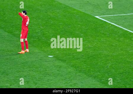 Dortmund, Germania. 14 Apr 2021. Calcio: Champions League, Borussia Dortmund - Manchester City, turno di knockout, quarti di finale, seconde gambe a Signal-Iduna-Park. Il portiere di Dortmund Marwin Hitz è solo in campo. Credit: Federico Gambarini/dpa/Alamy Live News Foto Stock