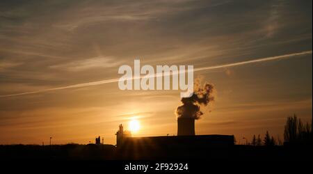 Rostock, Germania. 30 Marzo 2021. Il sole tramonta dietro la centrale a carbone di Rostock. Credit: Annette Riedl/dpa/Alamy Live News Foto Stock