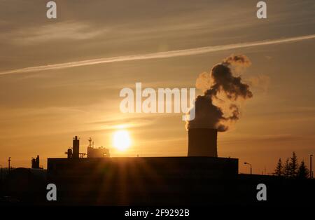 Rostock, Germania. 30 Marzo 2021. Il sole tramonta dietro la centrale a carbone di Rostock. Credit: Annette Riedl/dpa/Alamy Live News Foto Stock