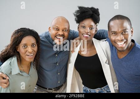 Gruppo di amici africani felici insieme