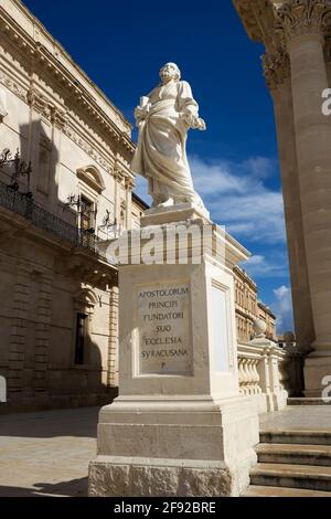 Statua di San Pietro fuori dalla Cattedrale di Siracusa Ortigia Duomo di Siracusa Sicilia Foto Stock